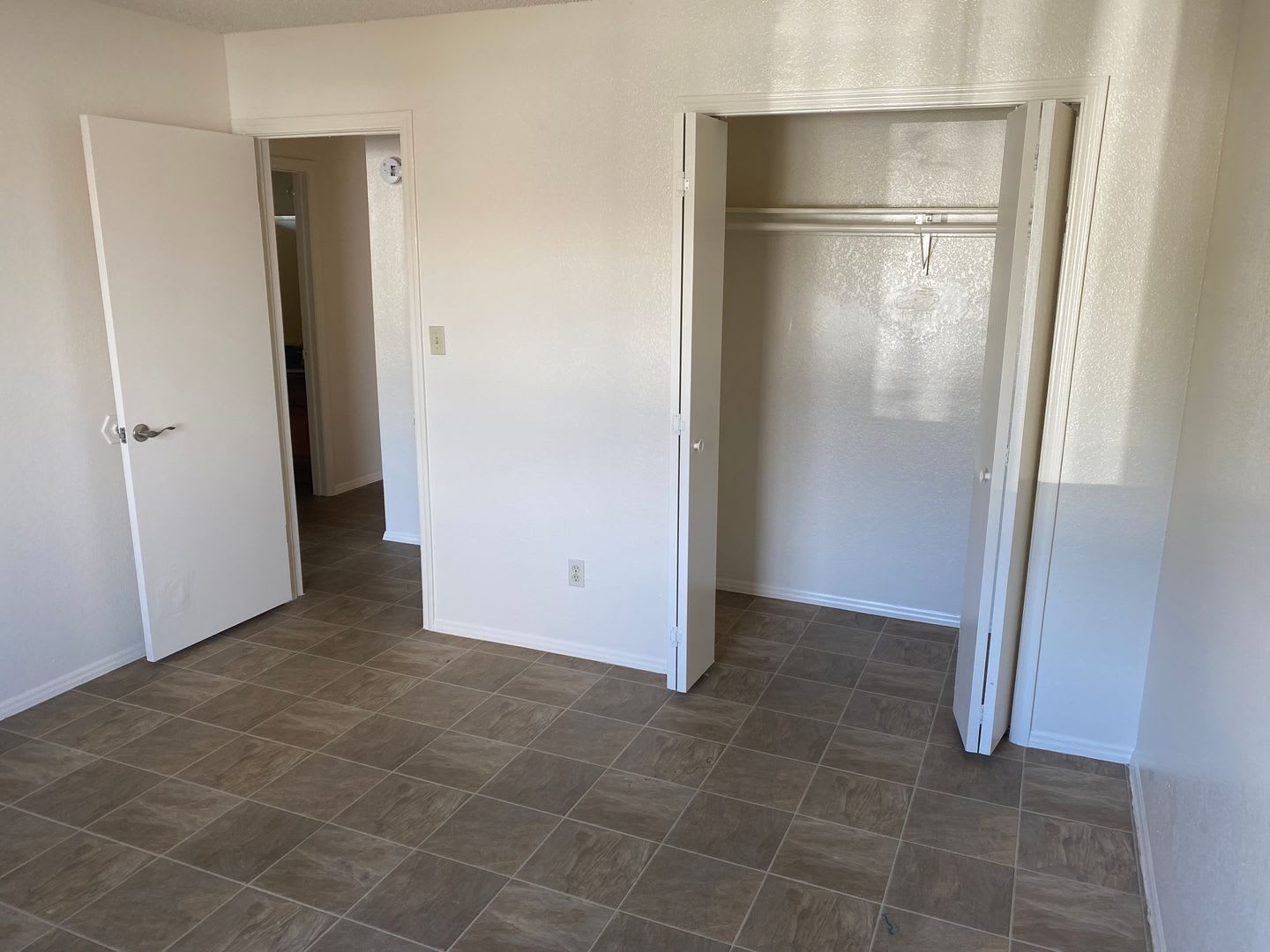 2 Bed One Bath Apartment At Greenfield And University – photo 4