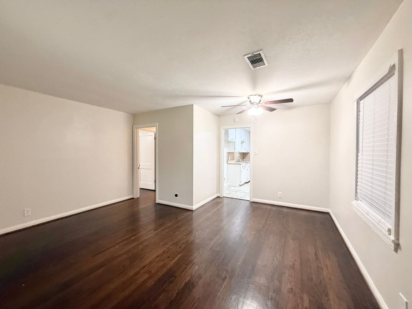 Beautiful 2/1/1 w/ study in Angleton!! Very Cute Home! – photo 4