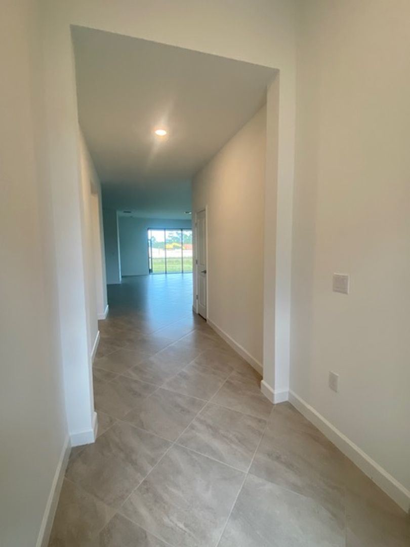 4 bedroom 3 bathroom home in Timber Creek – photo 3