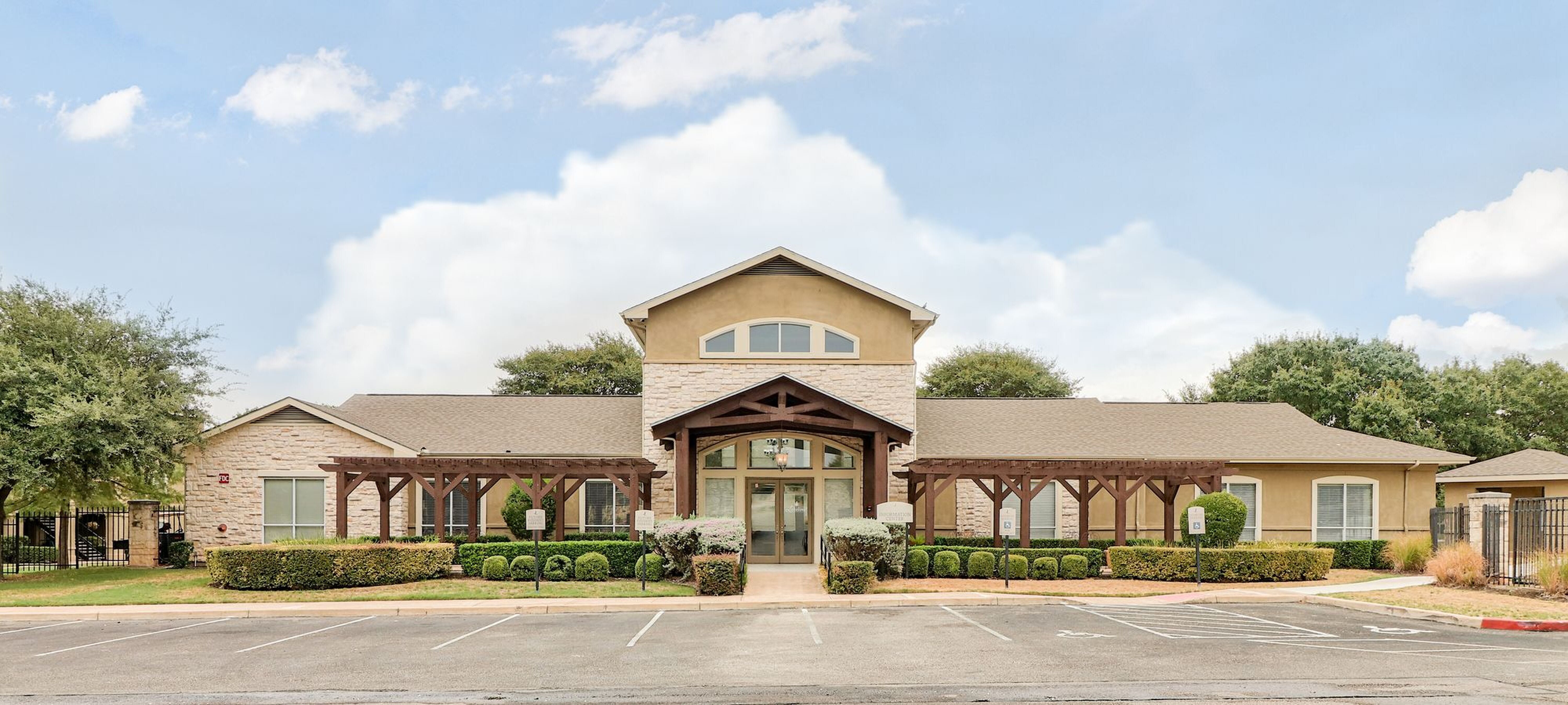 Lakeline Apartments – photo 1