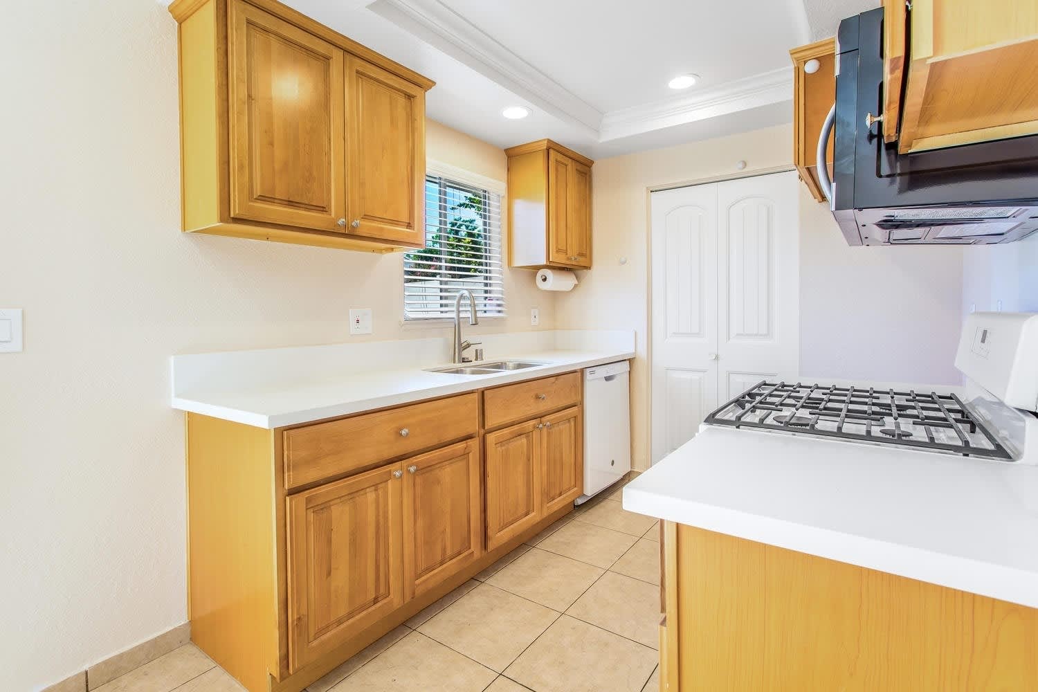 Charming 3-Bedroom Townhome in Riverside – Space, Comfort & Convenience! – photo 3