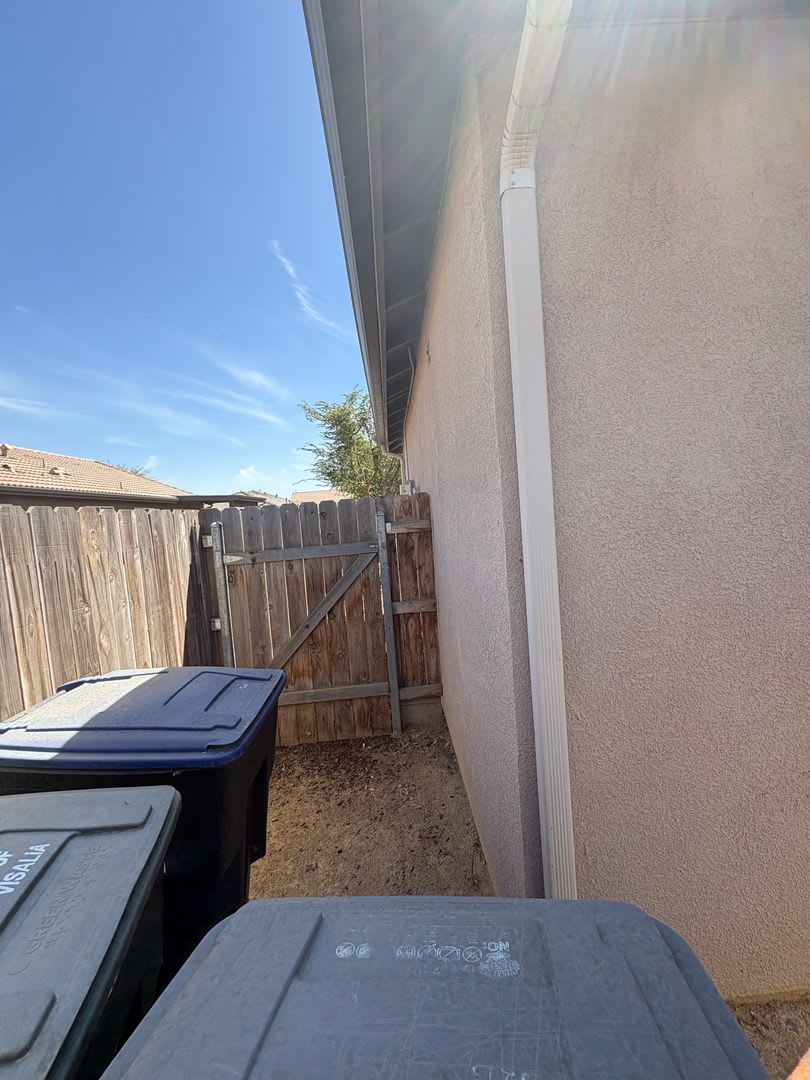 Beautiful home in a gated community Rent Ready! – photo 4