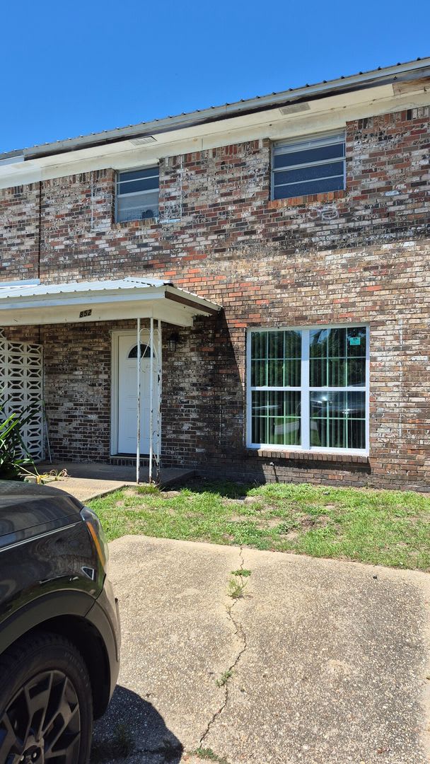 Stunningly updated townhome! – photo 1