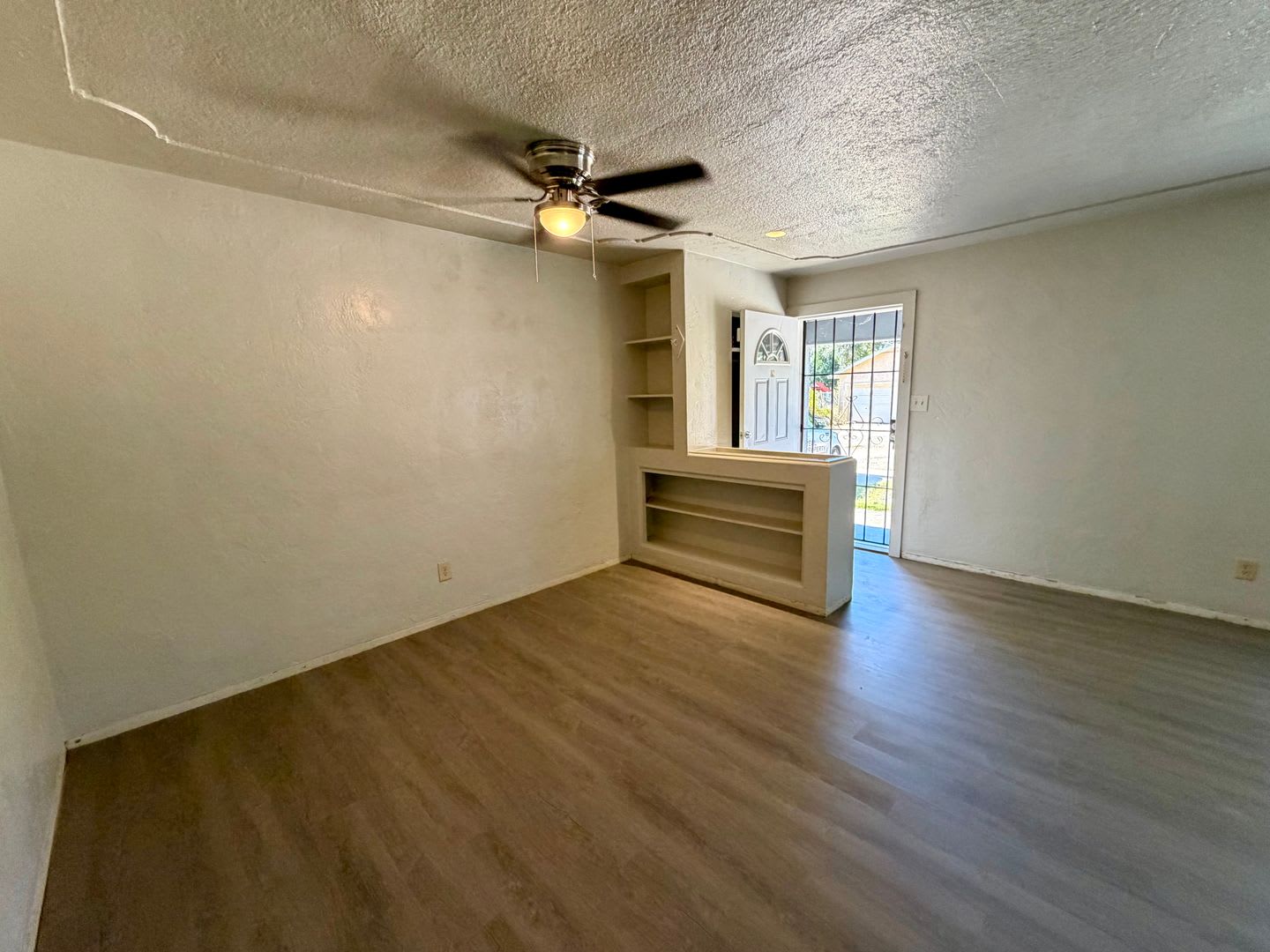 3 Bed 2 Bath House With New Luxury Vinyl Plank Flooring – photo 4
