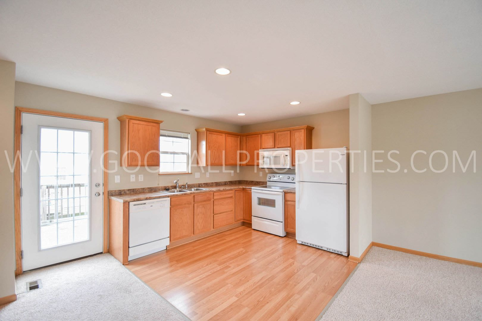 Now $1,550! Spacious Urbandale Townhome with 2-Car Garage, Deck & Lawn Care Included – photo 3
