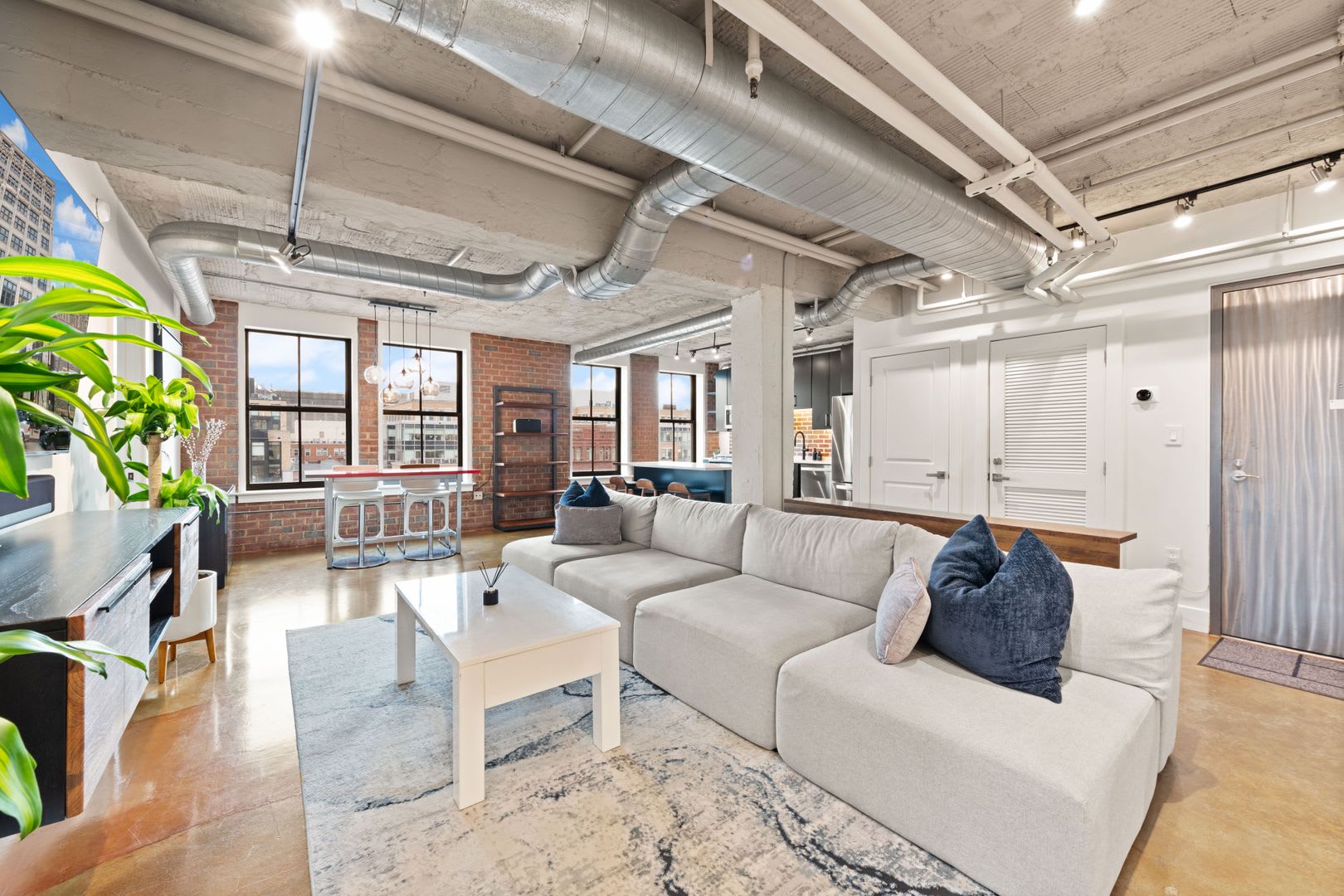 Fully Furnished Designer Loft with Parking & Monument Views! – photo 3