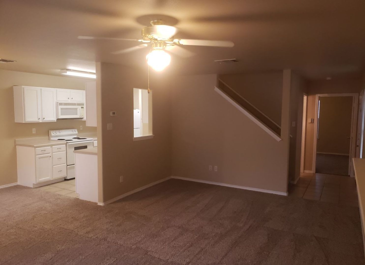 Medical Center! Available NOW! IMMACULATE well-maintained 3BD/2.1BA Townhome – photo 3
