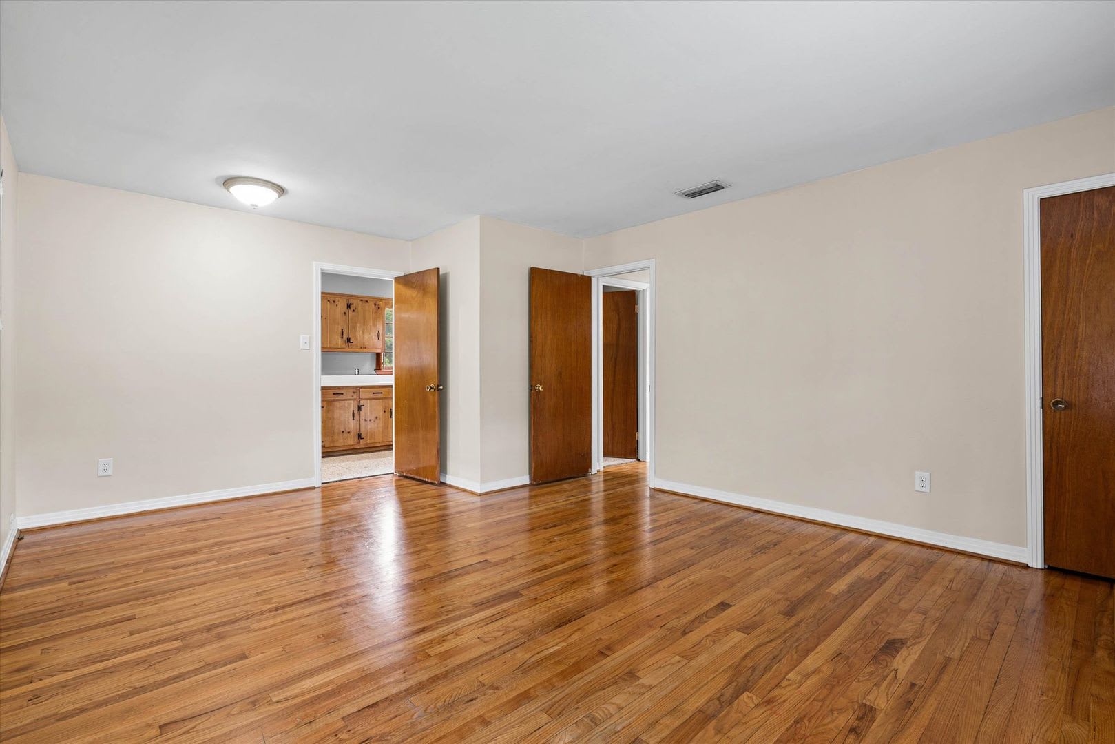 Charming 3-Bedroom Home with Fenced Yard – Convenient Location! – photo 3