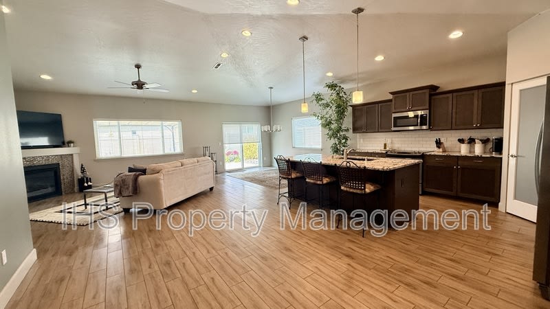 1060 S Delaware St. – photo 4