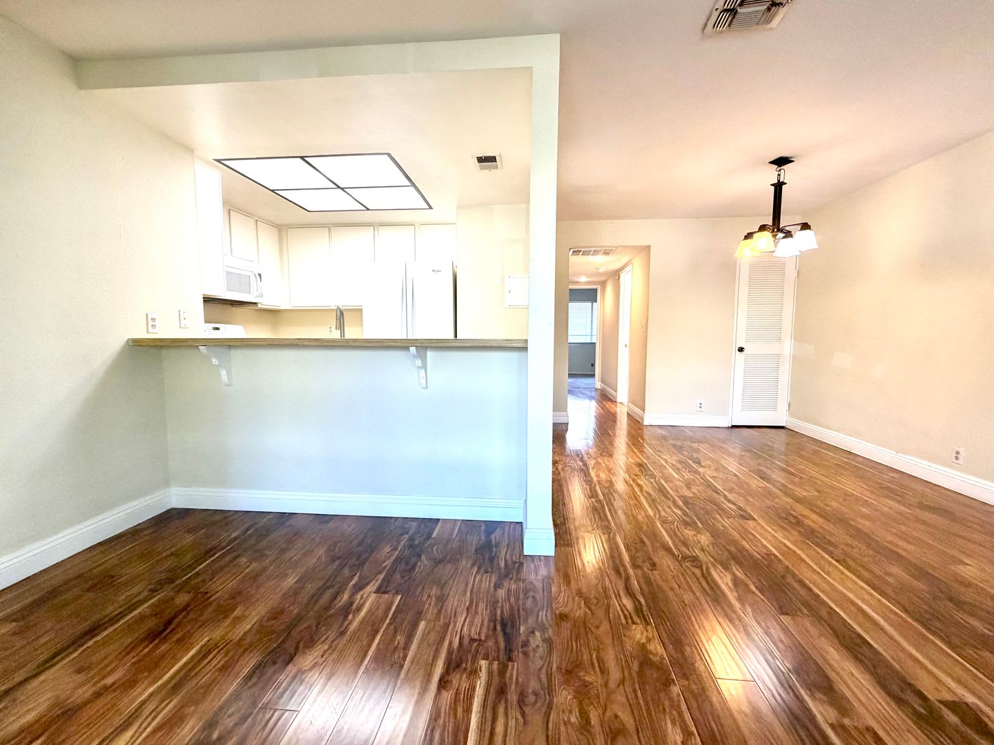 Great location! 2 bed 2 bath Simi Valley condo! – photo 4