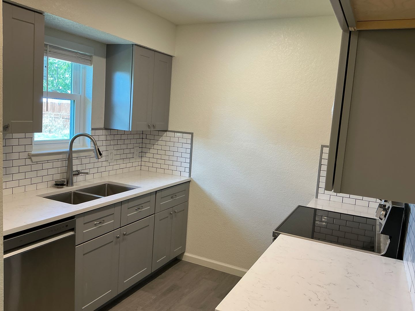 4/2 with Premium Finishes & Great Backyard – photo 5