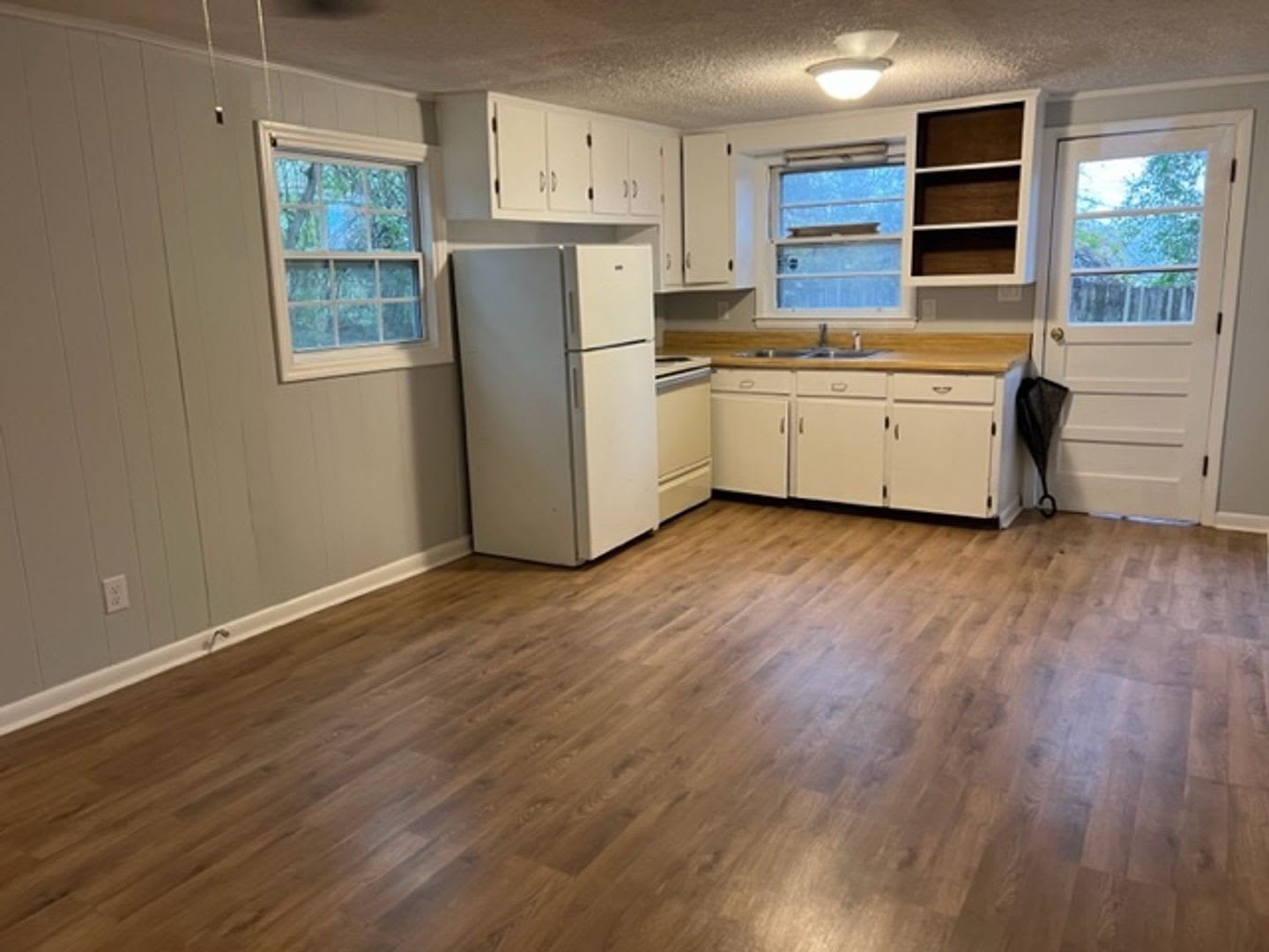 1 bed 1 bath off W. Broad St – photo 2