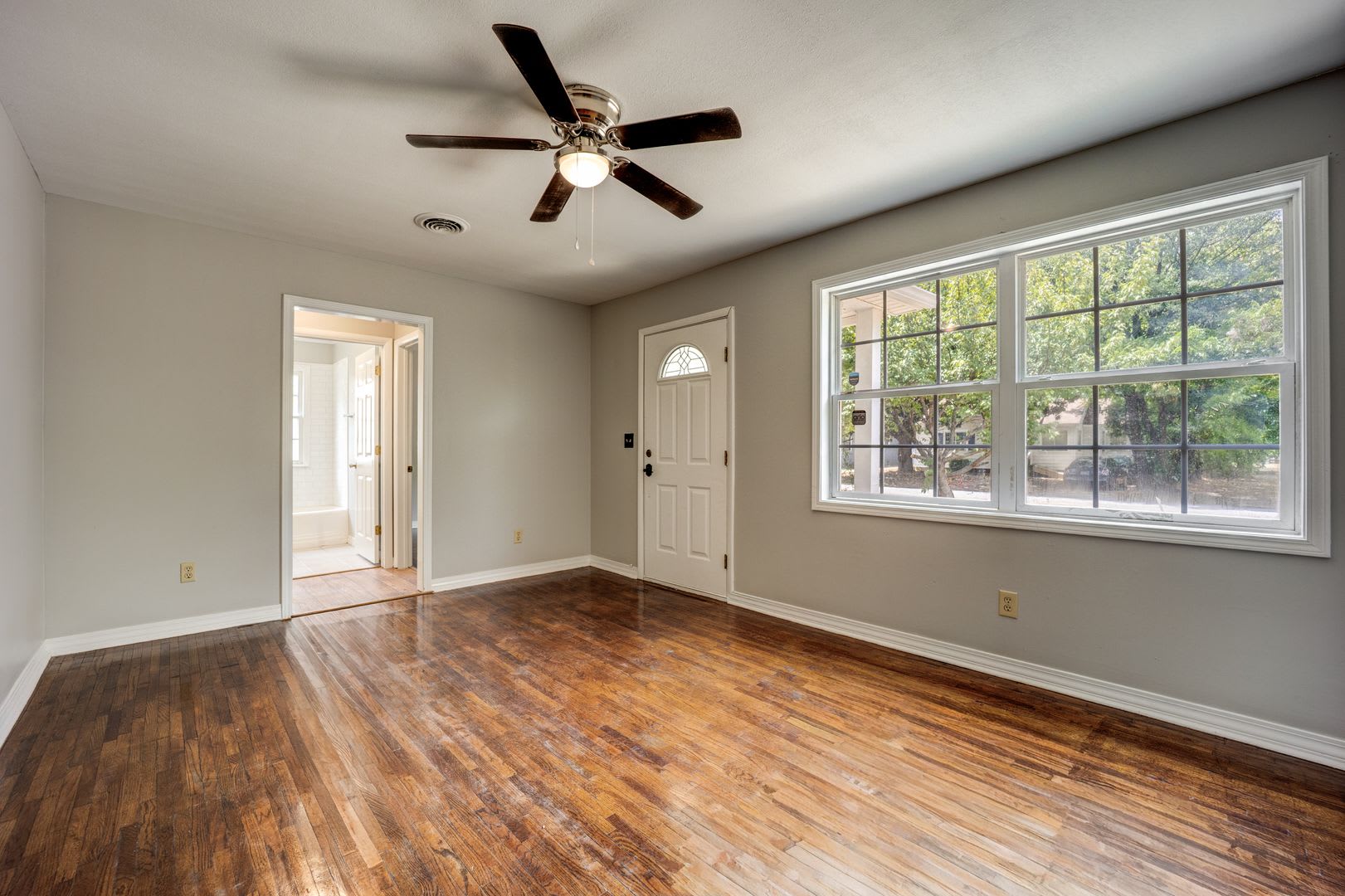 FREE MONTH RENT! Freshly Updated 3 Bedroom House – photo 2