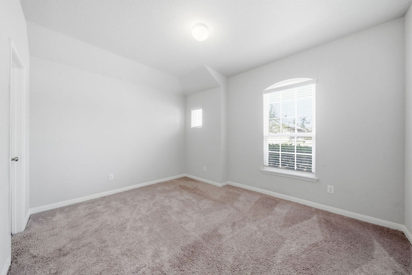 Charming 4-Bedroom Home in Westpoint – Community Amenities & Prime Location! – photo 5