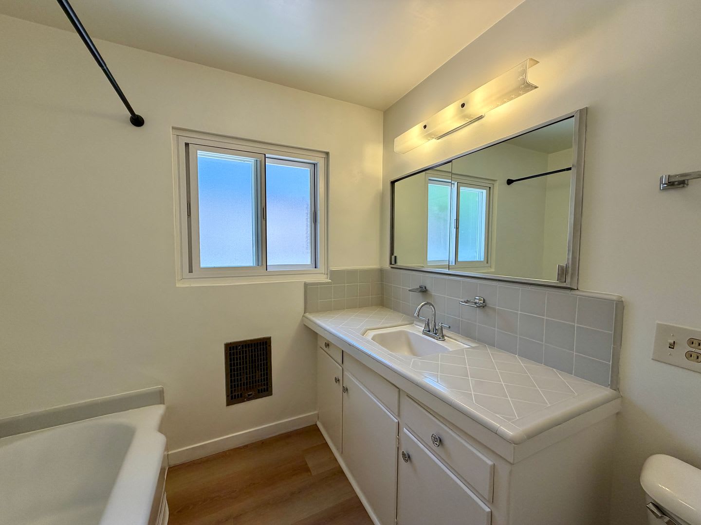Charming 3 Bed 2 Bath Home In Westchester! – photo 5