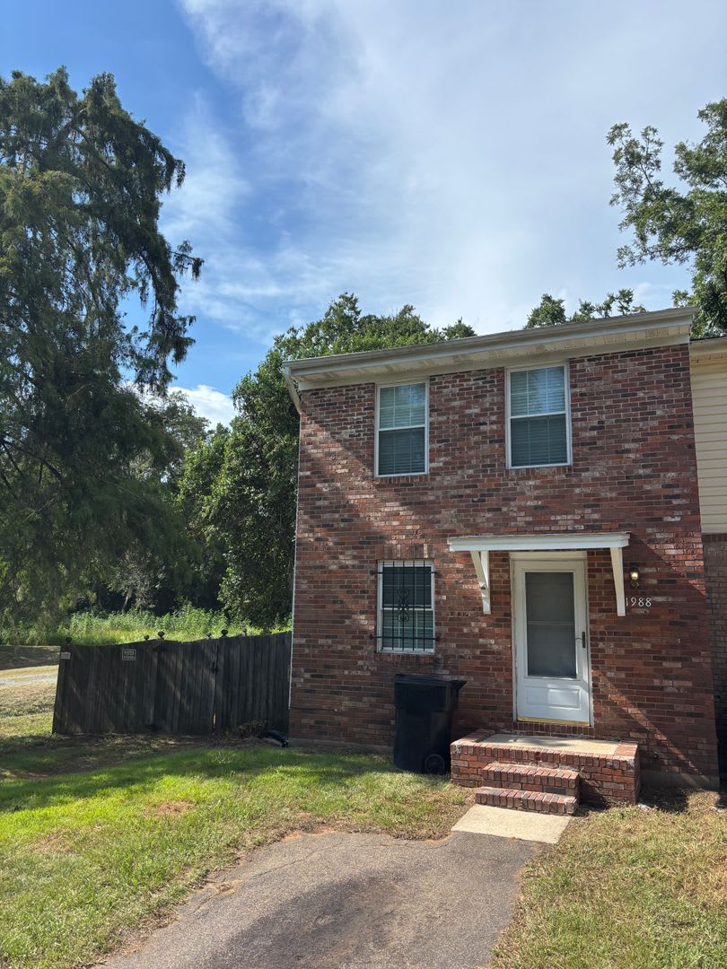 Newly renovated Three Bedroom Townhouse – photo 1