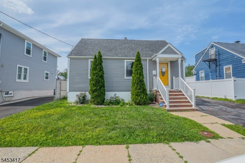 211 Bradford Ave – photo 2