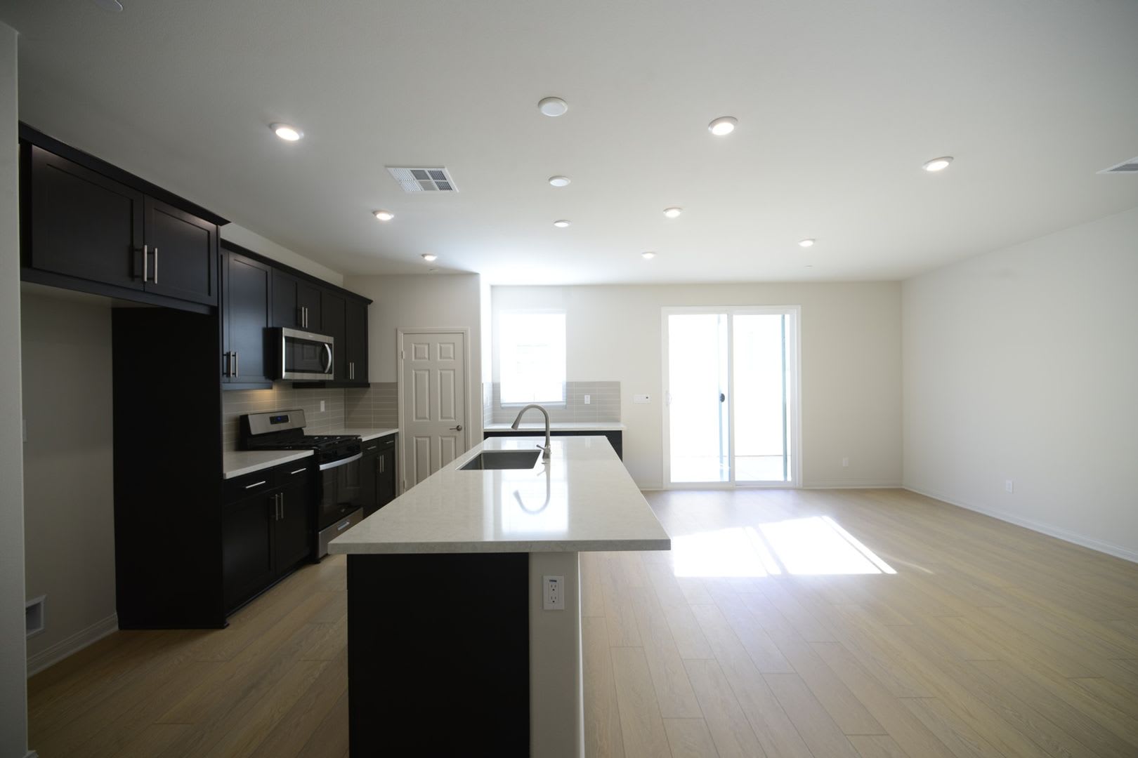 Stunning 4BR House in Menifee – photo 5