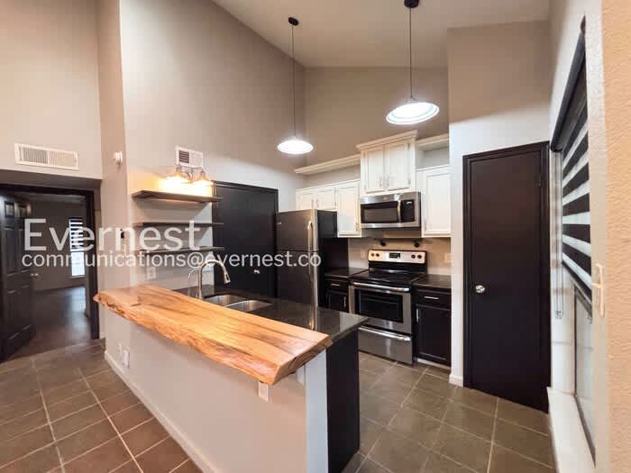 8611 Datapoint Drive – photo 4