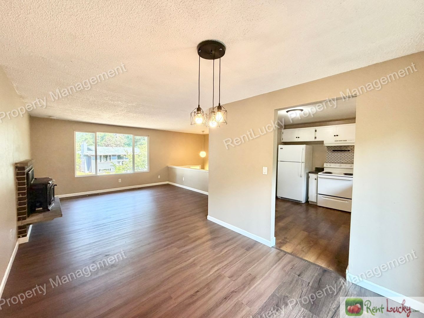 FANTASTIC 4 Bedroom, 2 Bath House in Federal Way with Large Backyard! – photo 4