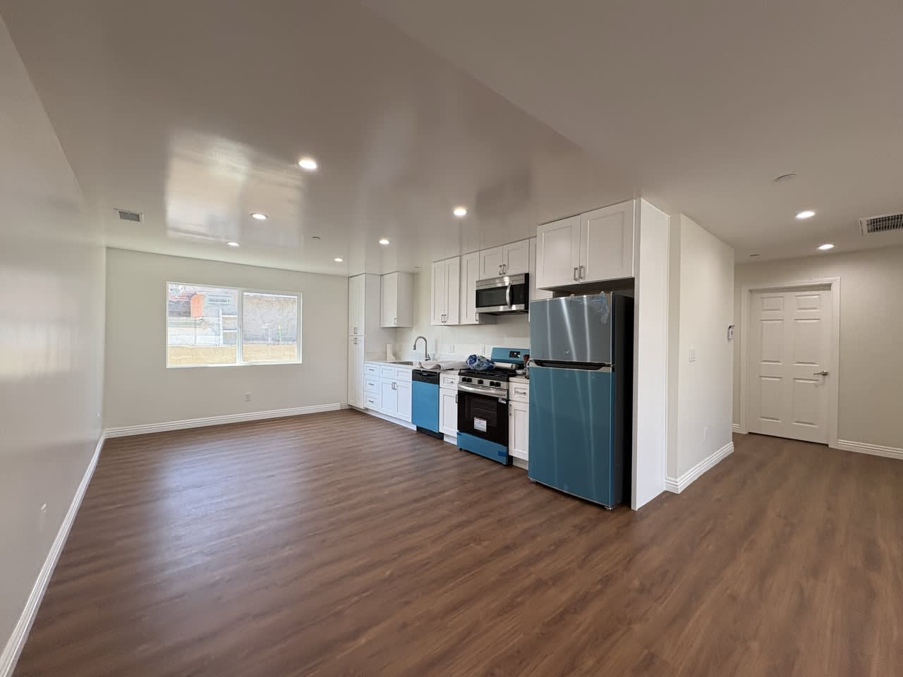 9737 Lev Avenue – photo 2