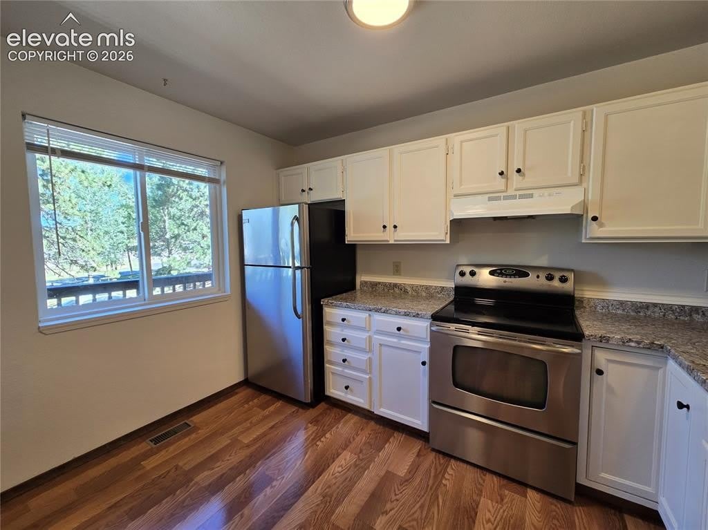 570 Manor Court – photo 5