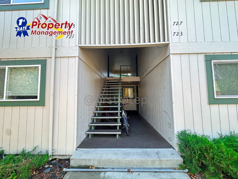 735 Belmont St – photo 5