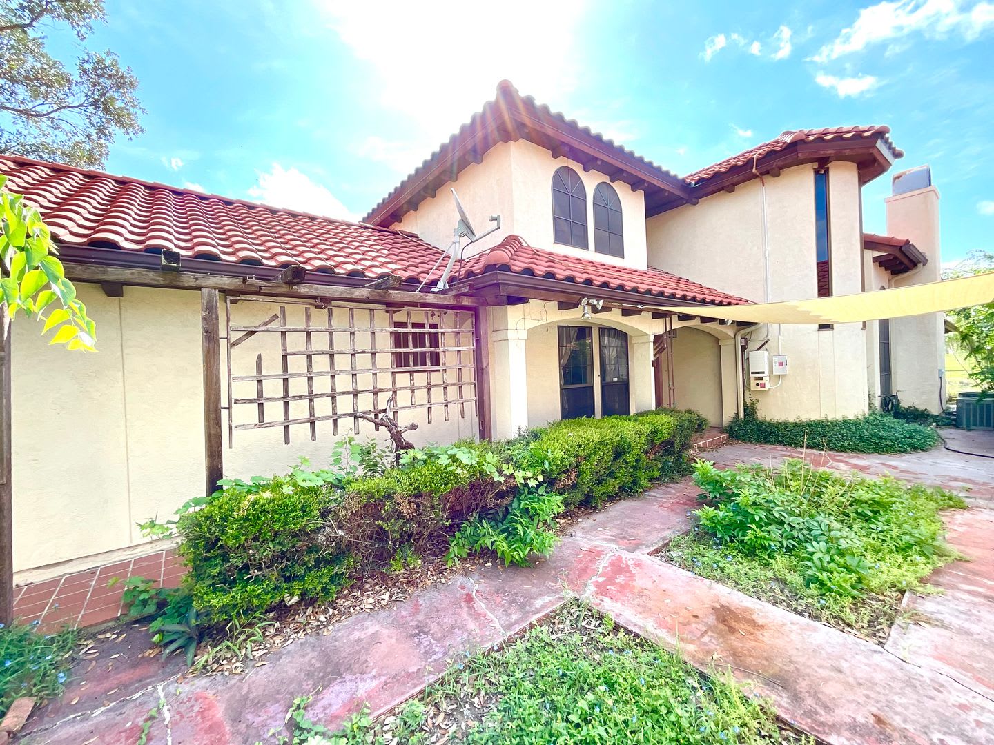 *MOVE IN SPECIAL* 2 Bedroom Garden Style Villa Home In A Prime Location – Near Shopping & Dining! – photo 2