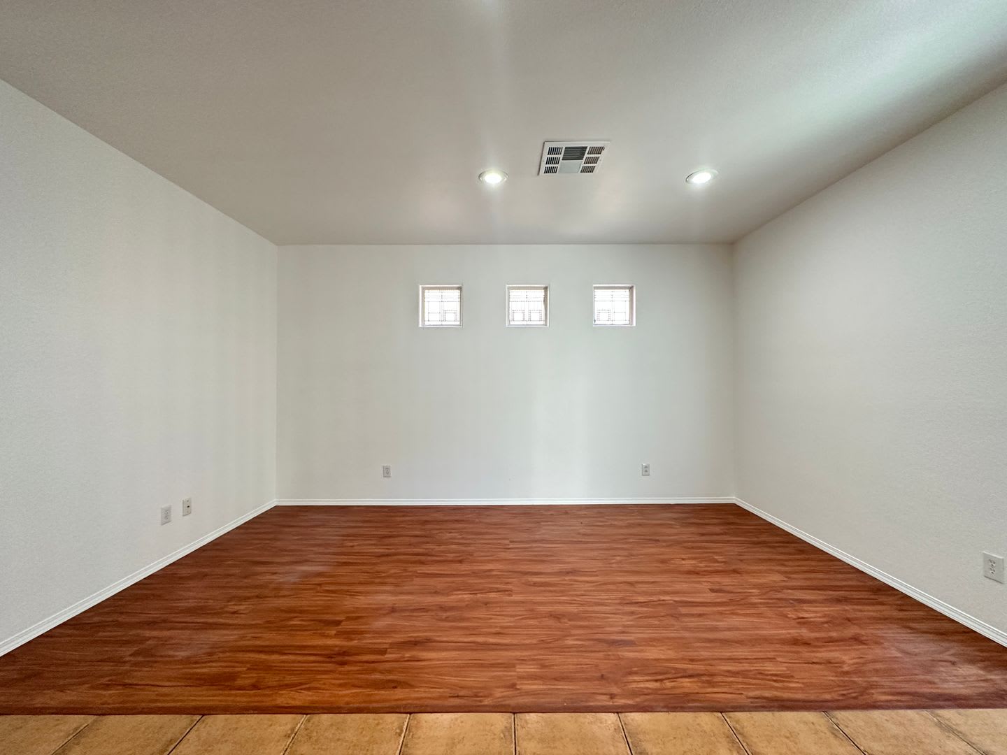 Single Family Home 3 Beds, 2.5 bath, 1 car garage – photo 3