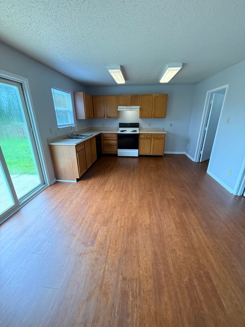 Move-In Ready 3-Bedroom Home in Fishers with Brand-New Flooring! – photo 5