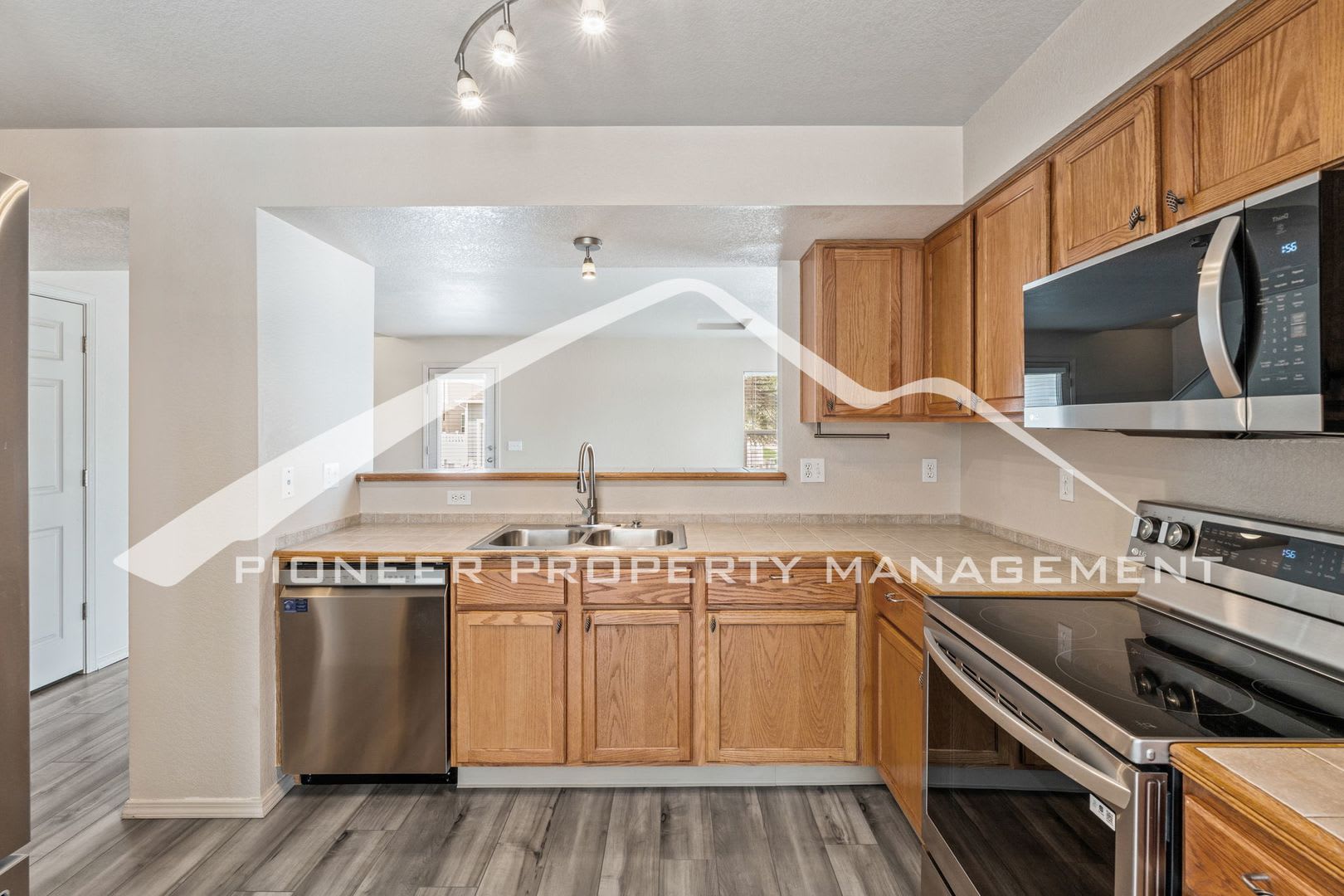 Charming 3 Bedroom Home with Stunning Mountain Views, AC, Oversized 1 Car Garage – photo 5