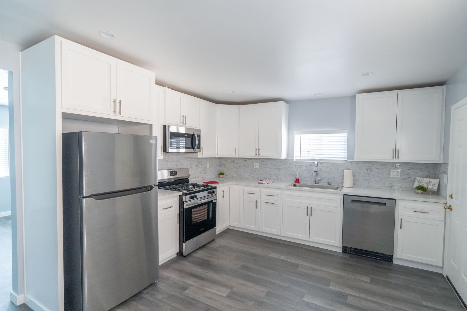 Beautifully Renovated 2 Bedroom Home – photo 4