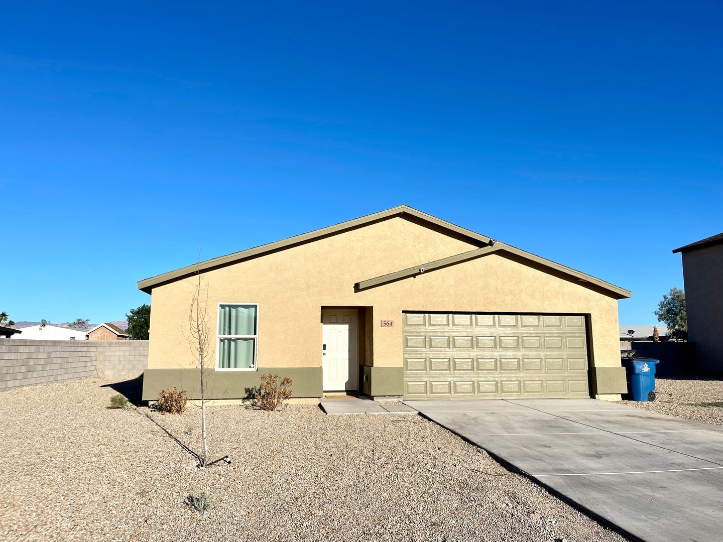 New 4 Bedroom Home in Bullhead City! AVAILABLE FURNISHED OR UNFURNISHED! – photo 1