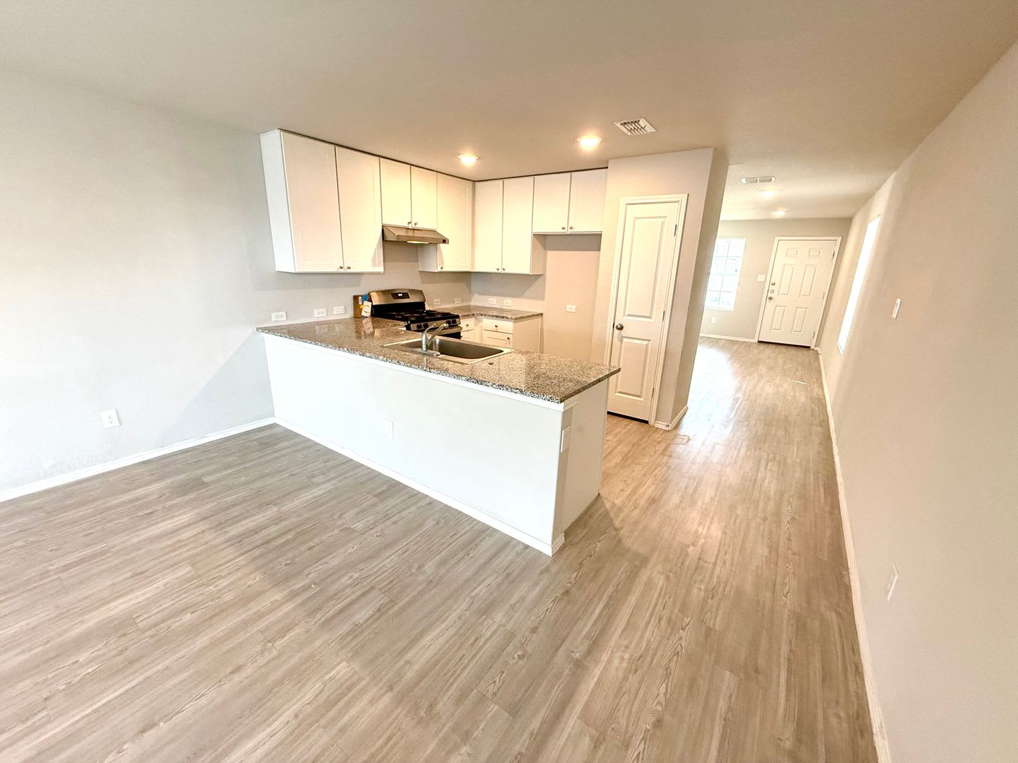 *MOVE IN SPECIAL* Comfortable Living with Open Kitchen & Fenced Yard! – photo 4
