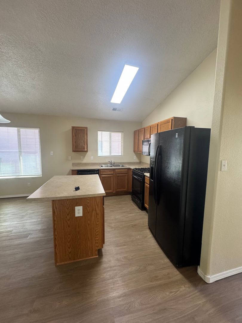 4 bed 2 bath home! Fresh New Paint & Flooring Throughout MOVE IN SPECIAL! – photo 4