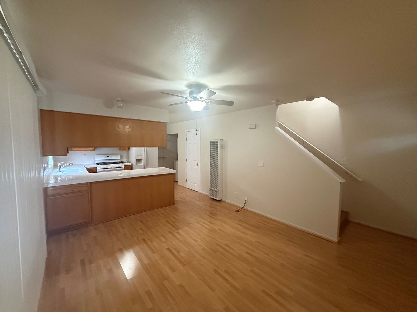 Nice Unit in a Duplex. Private Enclosed Yard – photo 3