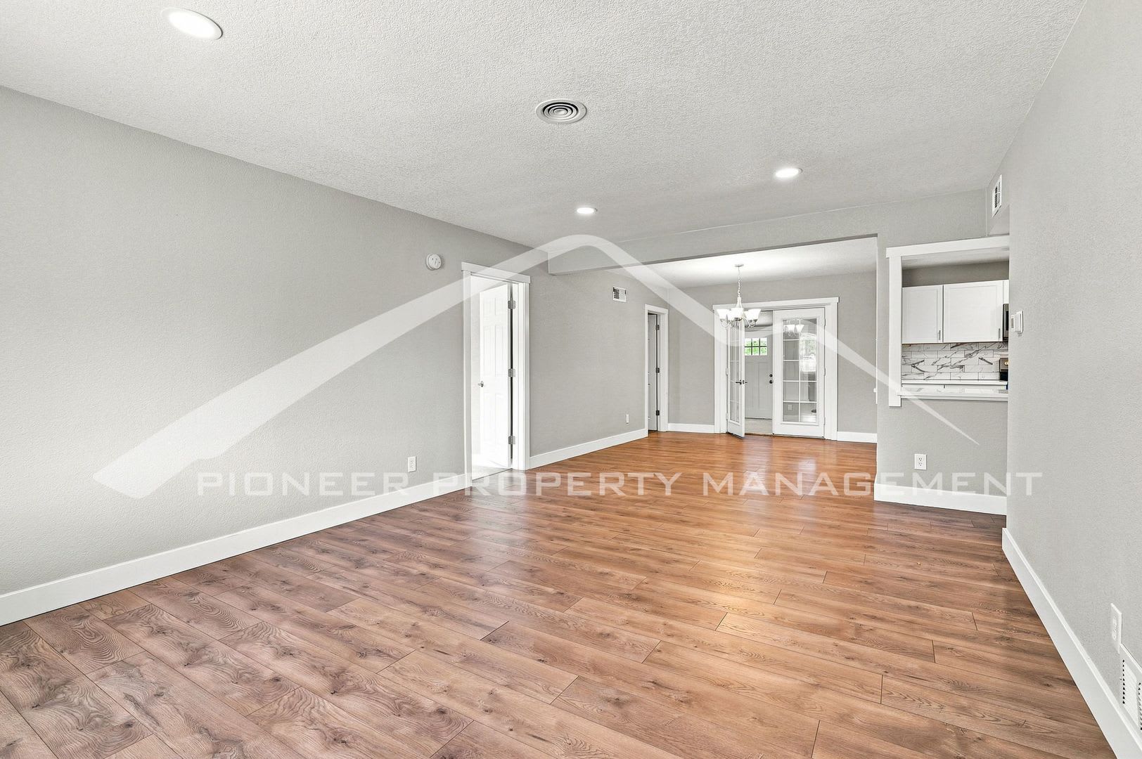 Spacious 4BR/2BA with Updated Kitchen & AC in Aurora – photo 4