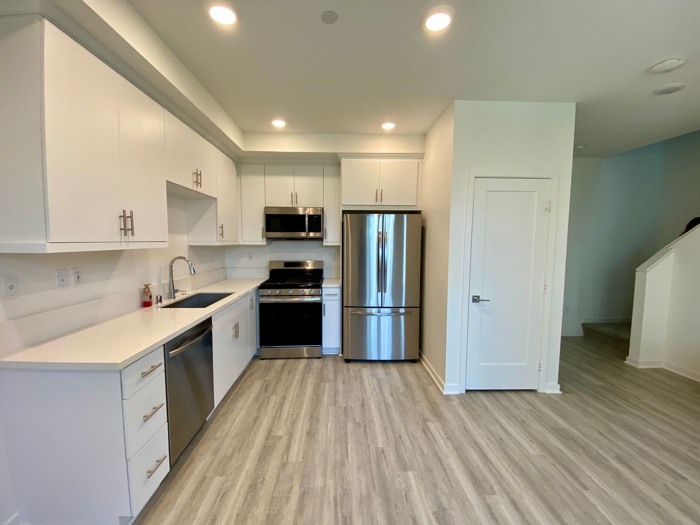 Modern 2 Story 1-Bedroom, 1.5-Bath Townhouse in Covina – photo 4