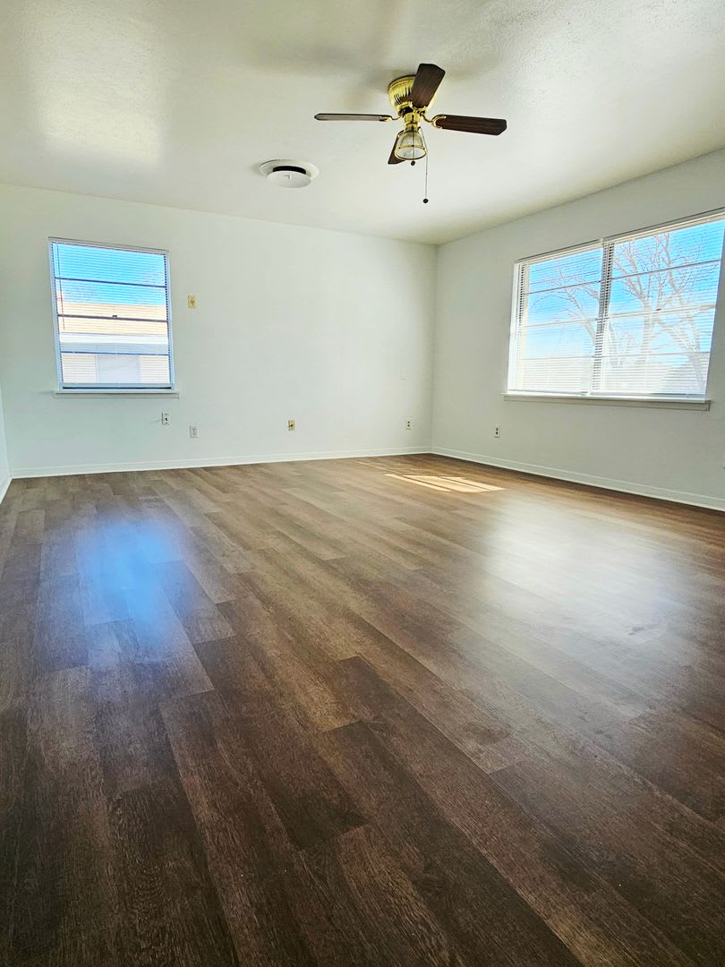 309 CRYSTAL DR. AVAILABLE NOW! – photo 2