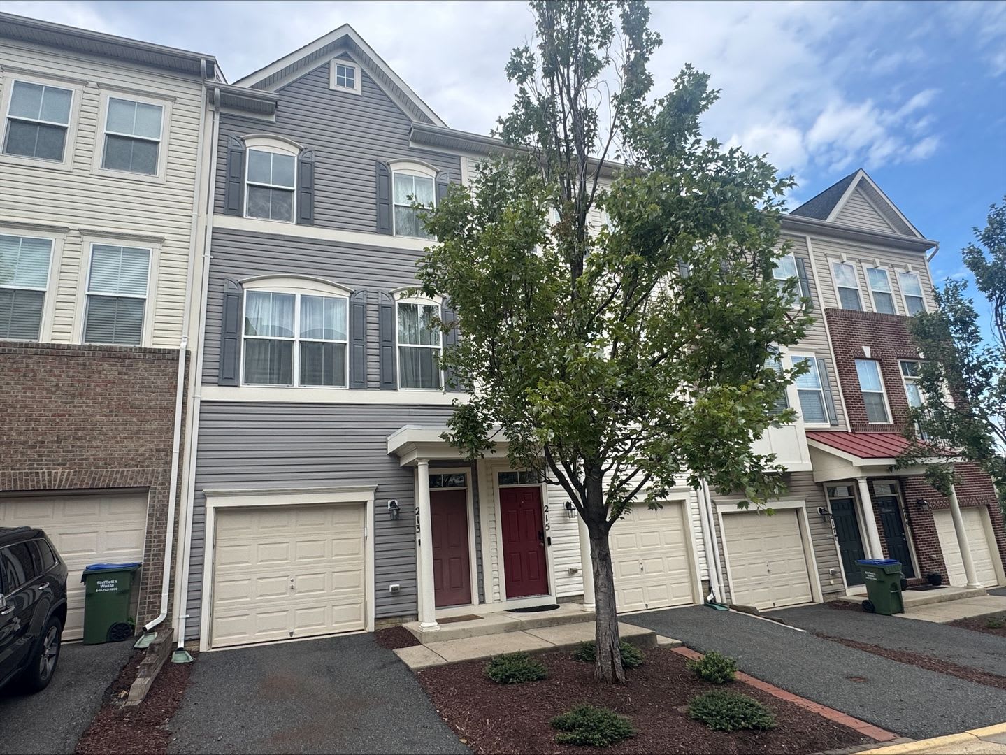BEAUTIFUL TOWNHOUSE IN VILLAGES AT WOODSTREAM – photo 2