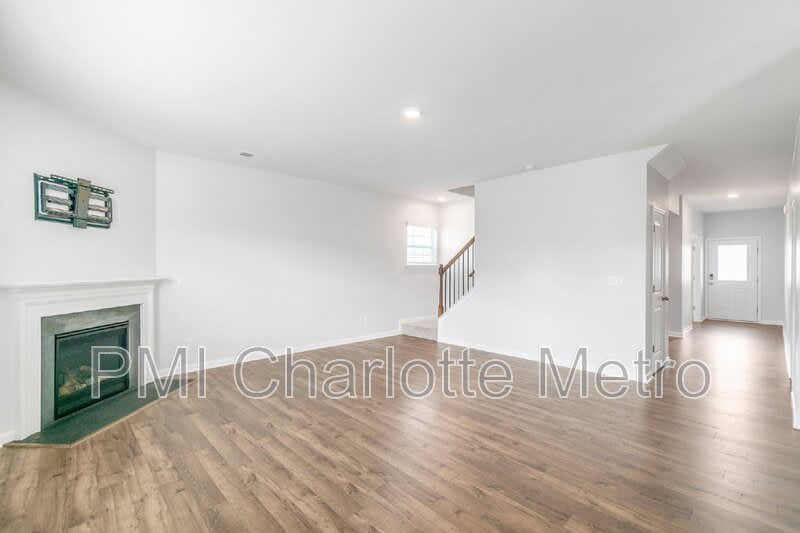 8019 Rowling Dr – photo 5