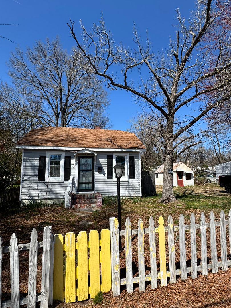 2 bedroom house in Fulton Hill; Big yard, laundry, central hvac all electric and a deck! – photo 4