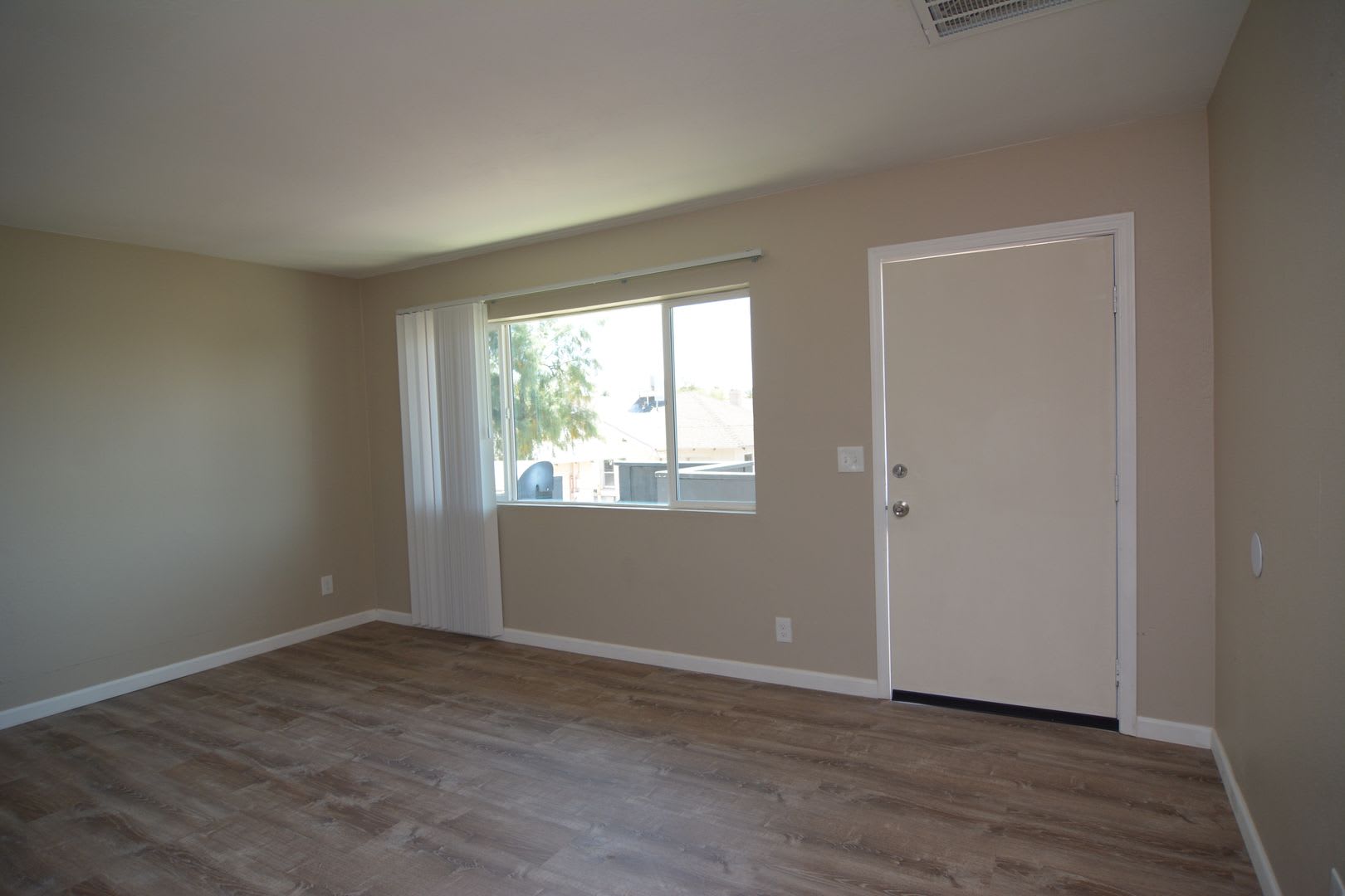 Remodeled 3 Bedroom 1 Bath Five Plex Close To Downtown And The Uofa – photo 3