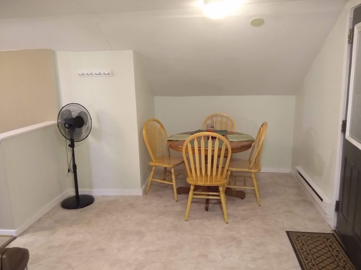 Close To Downtown Upper Level Apartment – photo 3