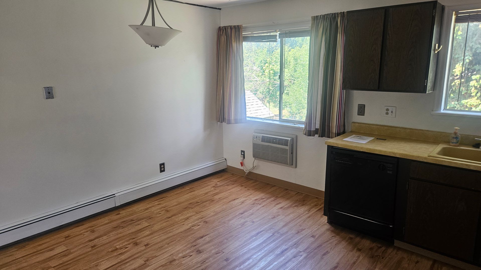 CUTE 2 BEDROOM IN MIDTOWN – photo 2