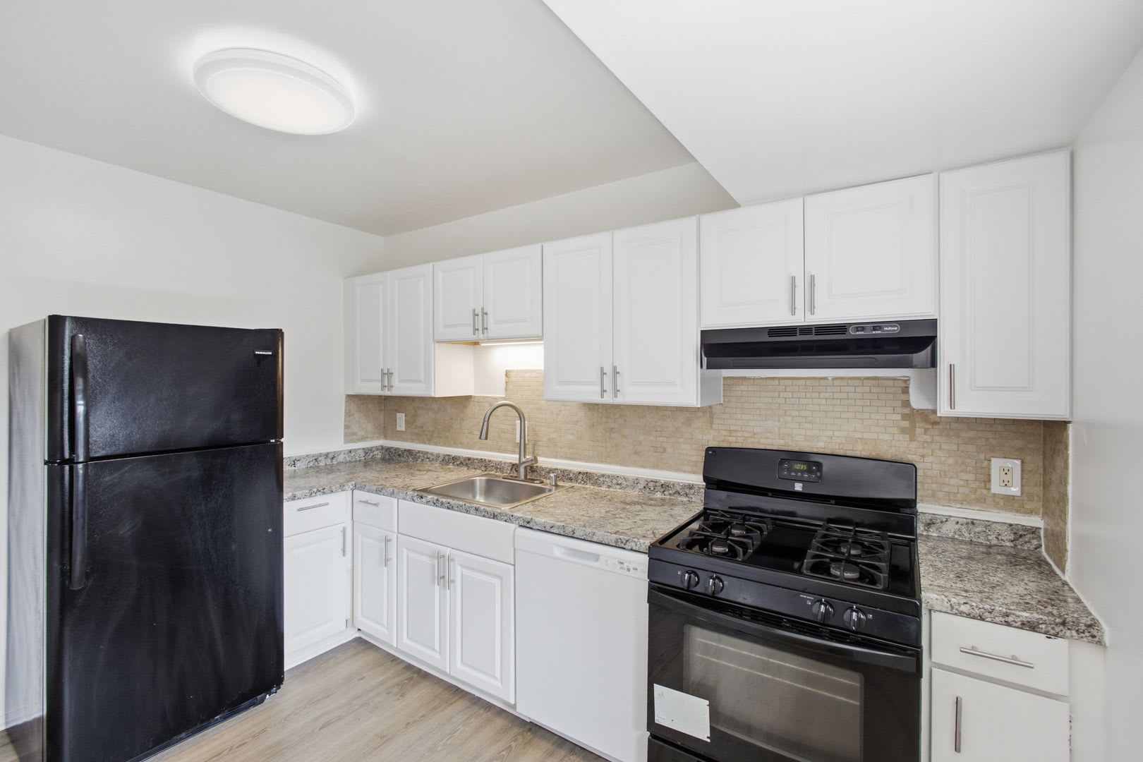 Inviting 1 BR/1 BA Apartment in Montgomery Village! – photo 3