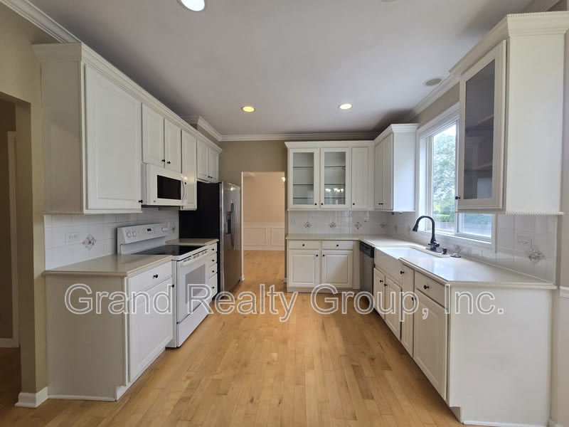 217 Lexington Court – photo 4
