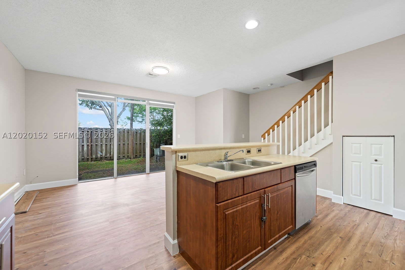1049 NE 42nd Pl – photo 2