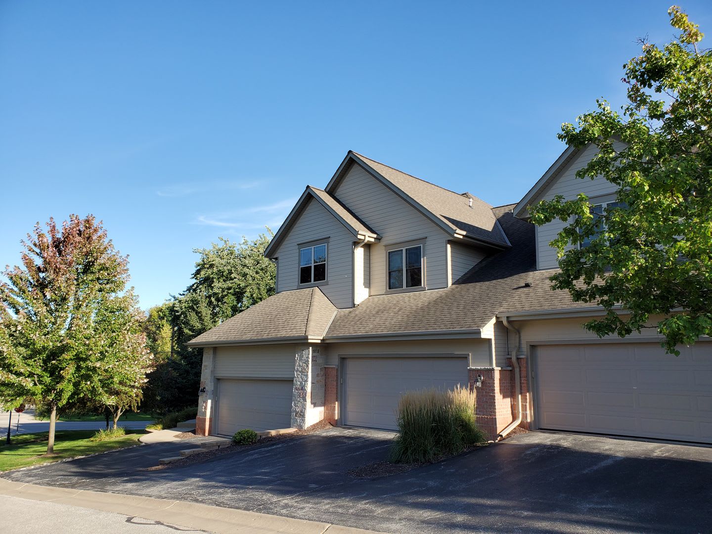 Brookfield 3 bedroom condo – photo 3