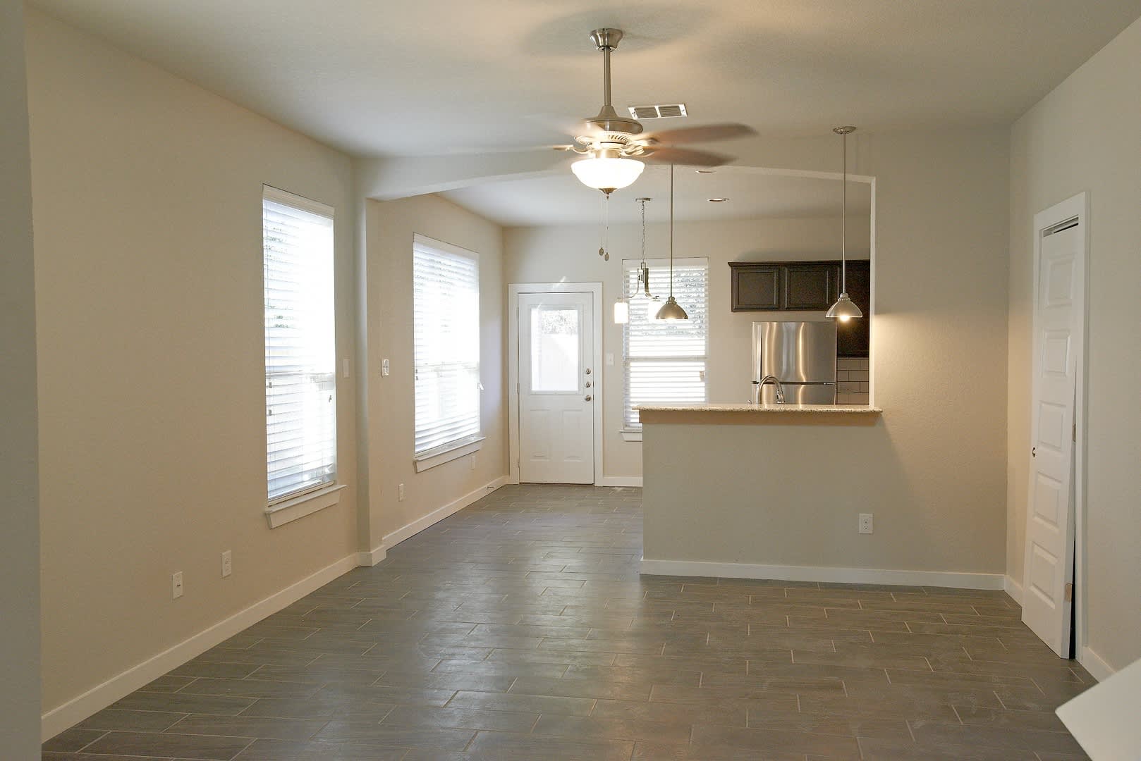 Luxury 3 Bedroom Townhome Located Near South Texas Medical Center San Antonio Texas – photo 2